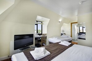 Desk, laptop workspace, iron/ironing board, free WiFi - The Brent Hotel  (Harrow)