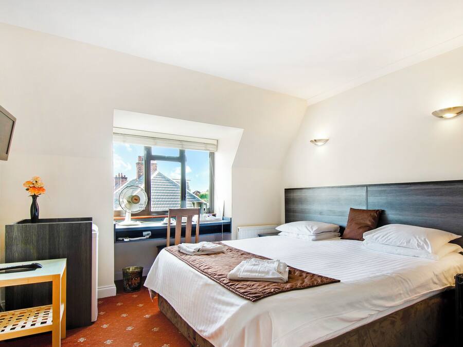 Deluxe dubbelrum - 1 dubbelsäng | Skrivbord, arbetsyta för laptop, strykjärn/strykbräda och gratis wi-fi