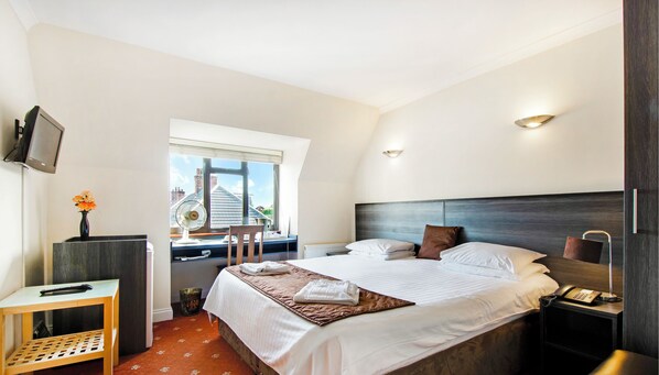 Deluxe Double Room, 1 Double Bed | Desk, laptop workspace, iron/ironing board, free WiFi - The Brent Hotel (Harrow)