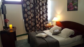 Kamar Standar | Meja kerja, tempat tidur bayi gratis, dan tempat tidur lipat/tambahan