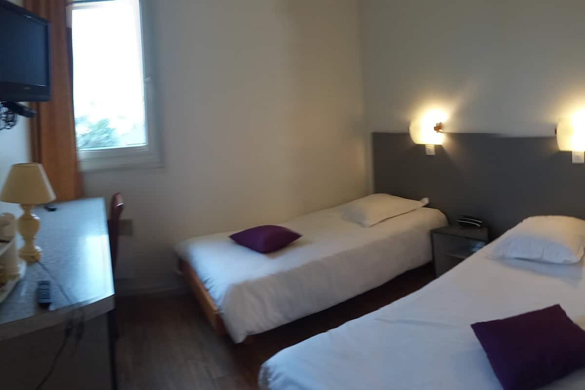 Quarto triplo | Escrivaninha, berços grátis, camas extras/dobráveis (sobretaxa)