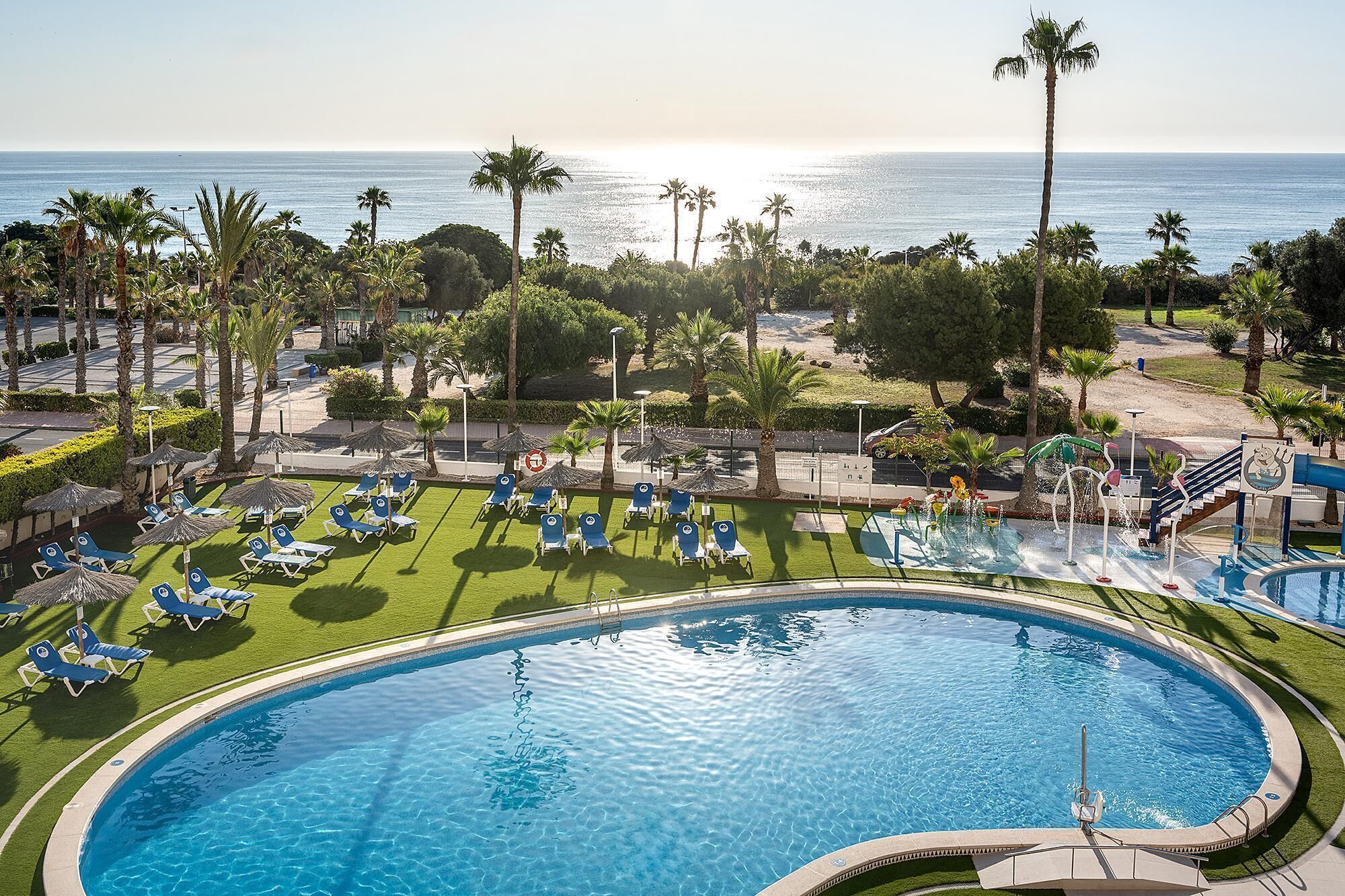 2 buitenzwembaden, parasols bij het zwembad en ligstoelen