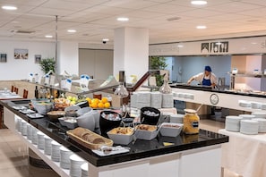 Petit déjeuner, déjeuner et dîner servis sur place