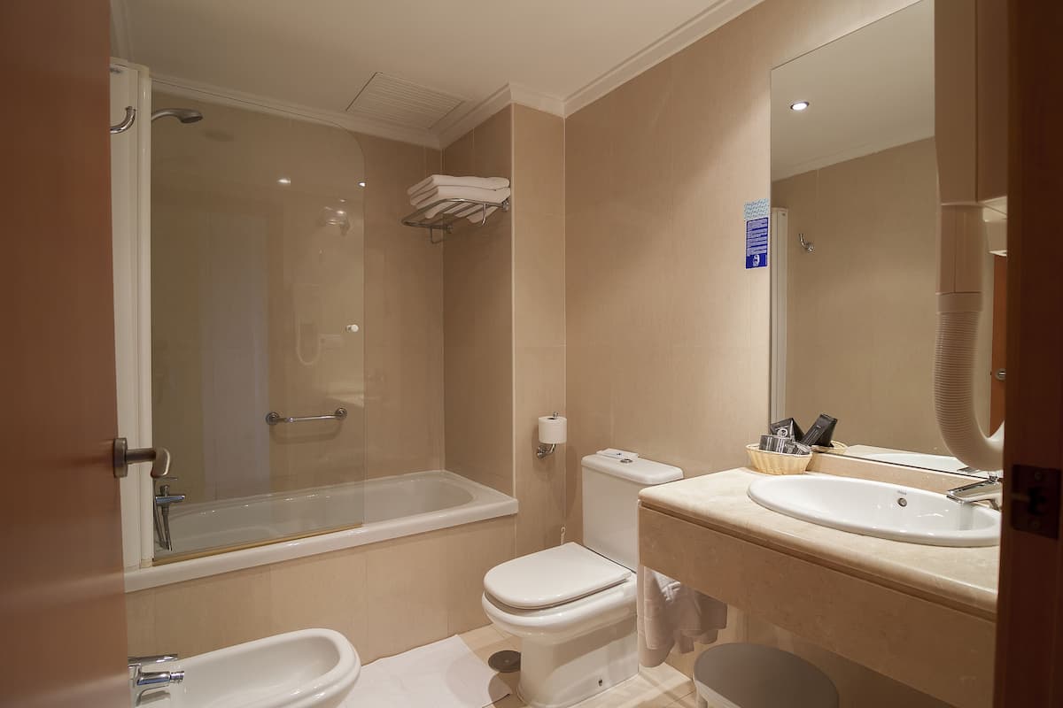 Umweltfreundliche Kosmetikartikel, Haartrockner, Bidet, Handtücher