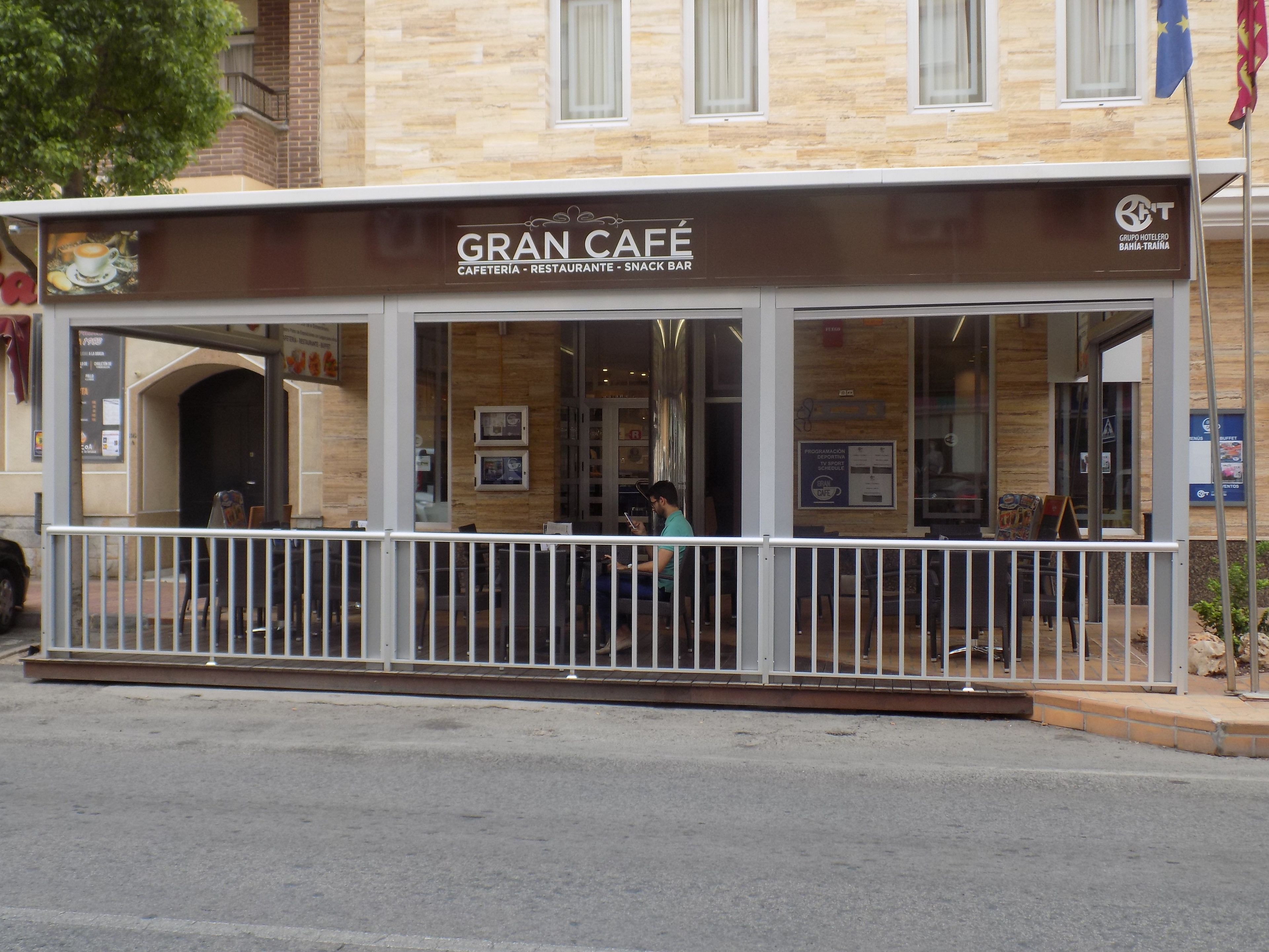 2 bars/lounges, swim-up bar, poolside bar