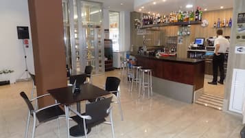 2 bars/lounges, swim-up bar, poolside bar