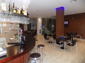 2 bars/lounges, swim-up bar, poolside bar