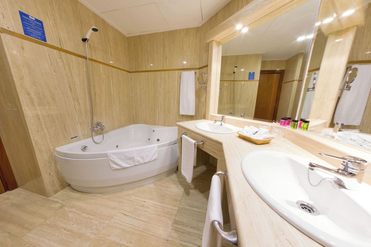 junior studio suite | bathroom | free toiletries, hair dryer, bidet, towels