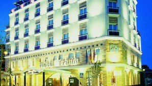A multi-story hotel with a modern facade, multiple balconies, and a prominent entrance. - Hotel Traíña (San Pedro del Pinatar)
