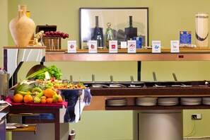 Desayuno buffet (EUR 8 por persona) 