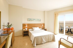 Habitación doble estándar de uso individual | Edredón, minibar, caja de seguridad en la habitación y escritorio 