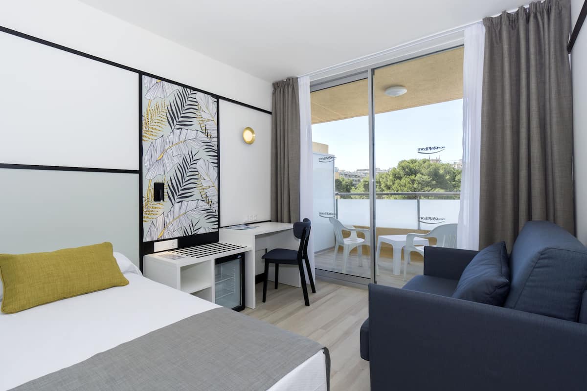 In-room safe, free WiFi, bed sheets