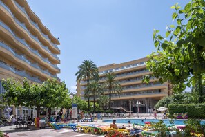 Outdoor pool, open 10:00 AM to 6:00 PM, pool umbrellas, pool loungers - Medplaya Hotel Calypso (Salou)