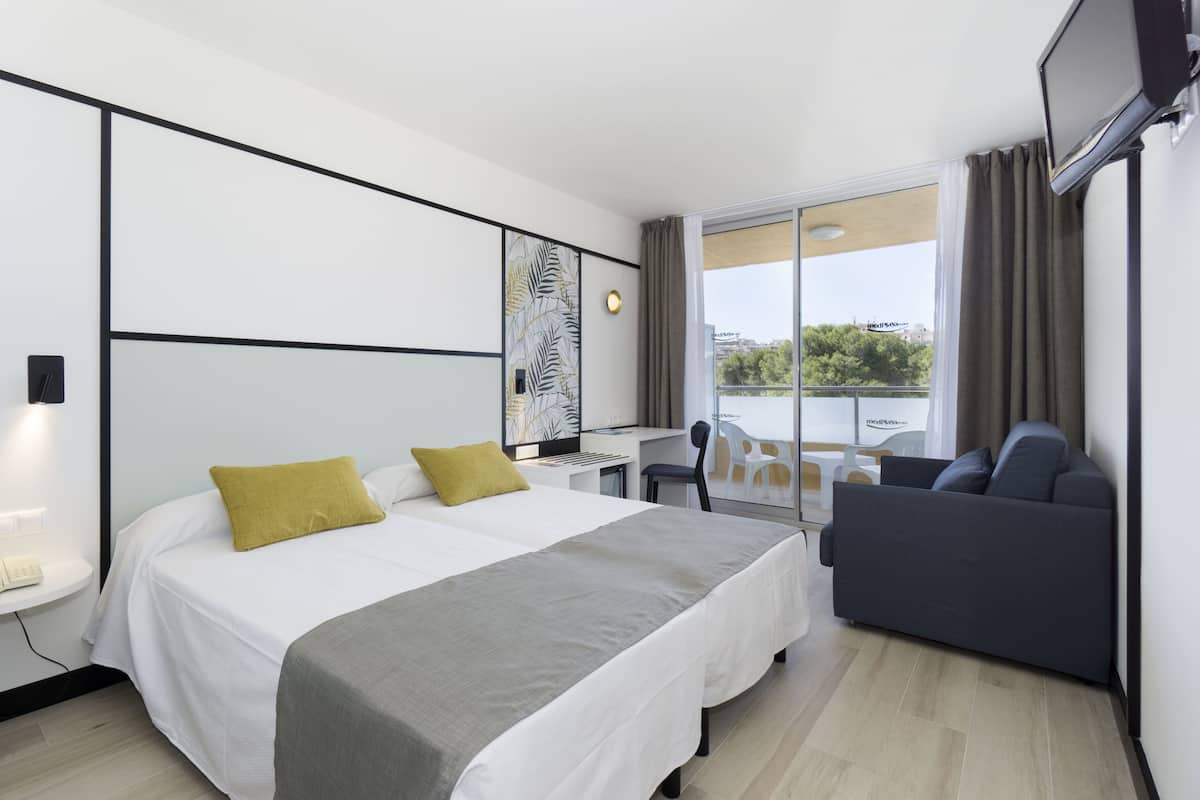 In-room safe, free WiFi, bed sheets