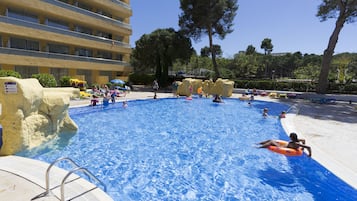 AuĂenpool, geöffnet von 10:00 Uhr bis 18:00 Uhr, Sonnenschirme