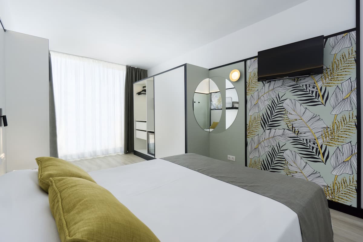 Cofres nos quartos, Wi-Fi de cortesia, roupa de cama