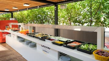 FrĂŒhstĂŒck, Mittagessen, mediterrane KĂŒche, Speisen im Freien