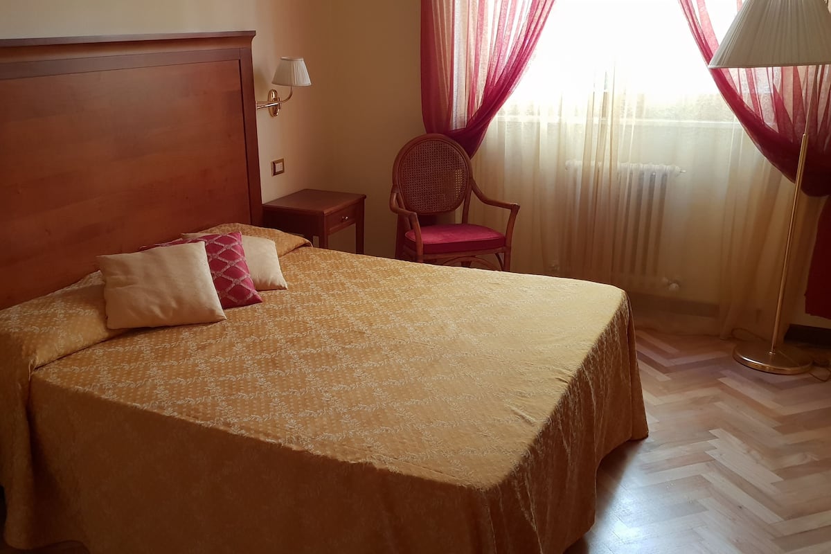 16 slaapkamers, donsdekens, een minibar, een kluis op de kamer