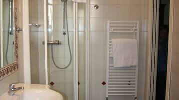 Standard-Doppel- oder -Zweibettzimmer | Badezimmer | Dusche, kostenlose Toilettenartikel, Haartrockner, Bidet