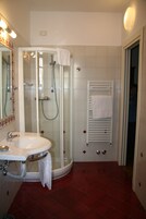 Standard Double or Twin Room | Bilik Mandi | Pancuran mandi, kelengkapan dandanan diri percuma, pengering rambut 