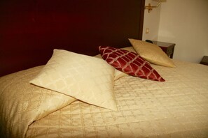 Single Room | 16 bedrooms, down comforters, minibar, in-room safe - Hotel Alessandro Della Spina (Pisa)