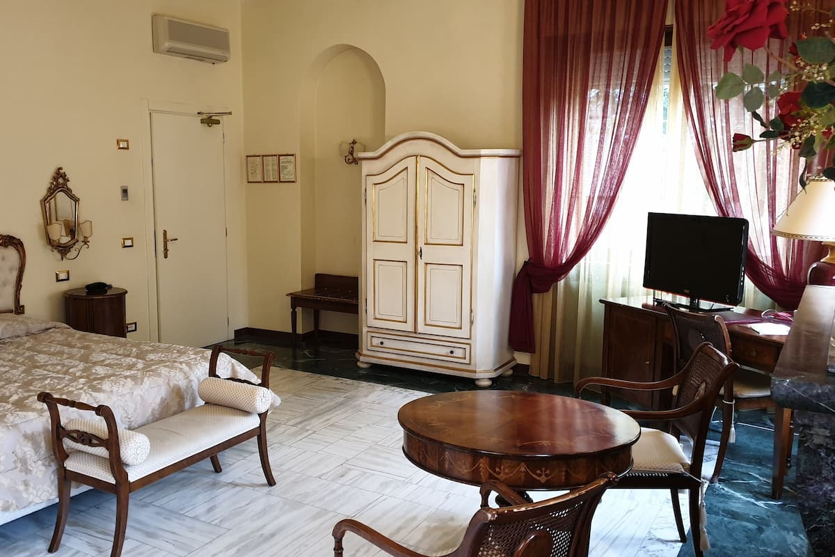 Junior suite | 16 slaapkamers, donsdekens, een minibar, een kluis op de kamer