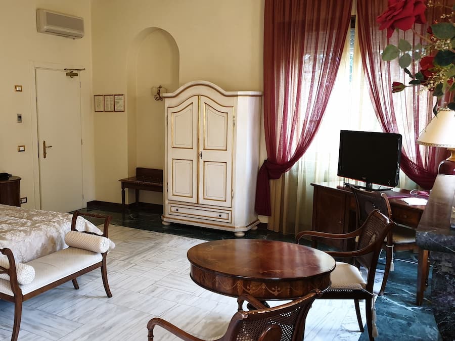 16 bedrooms, down duvets, minibar, in-room safe
