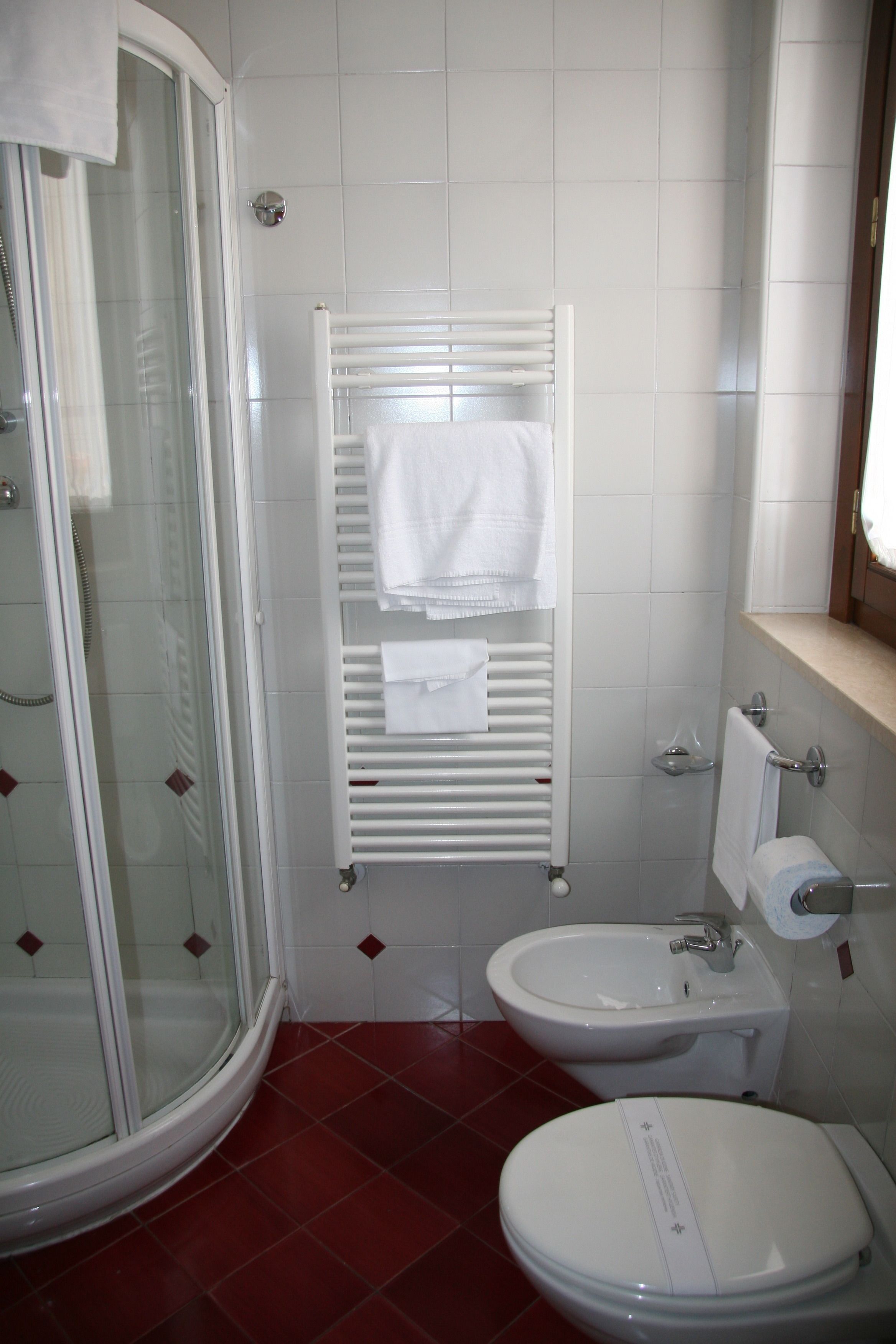 triple room | bathroom | shower, free toiletries, hair dryer, bidet