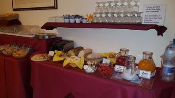 Colazione a buffet, servita tutte le mattine (15 EUR a persona)