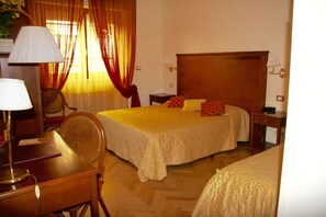 16 bedrooms, down comforters, minibar, in-room safe - Hotel Alessandro Della Spina (Pisa)