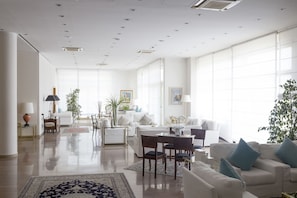 Lobby lounge