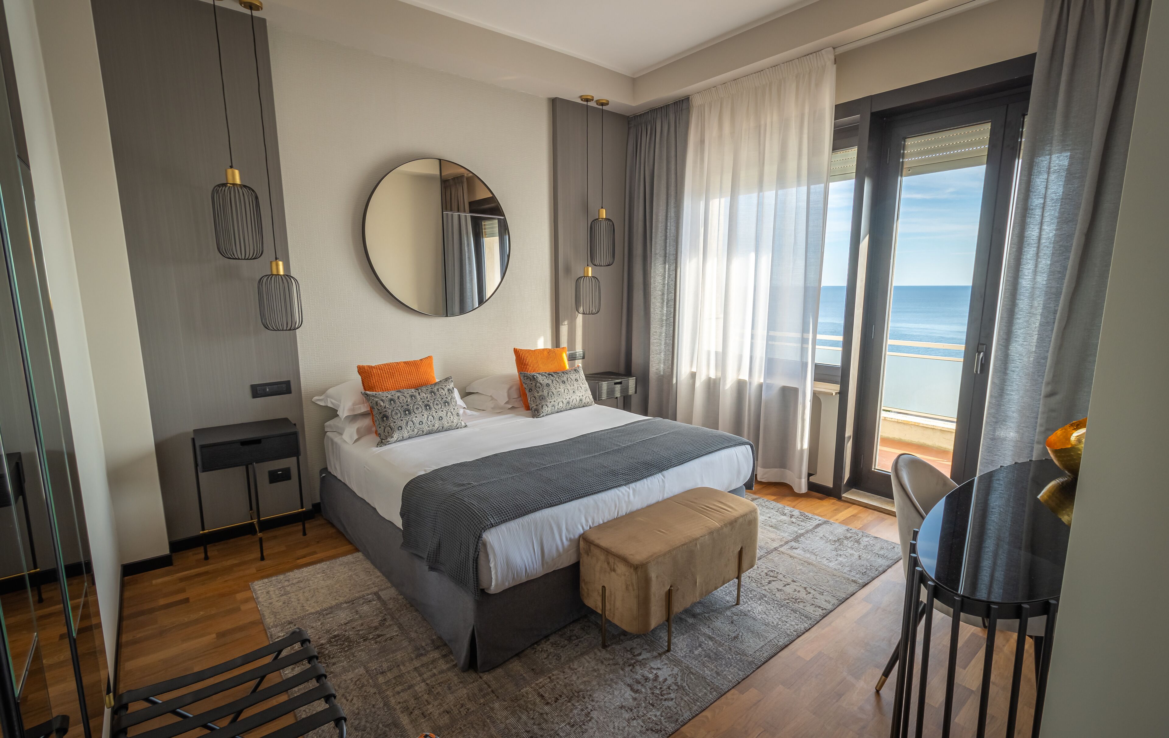 Hochwertige Bettwaren, Minibar, Zimmersafe, individuell dekoriert