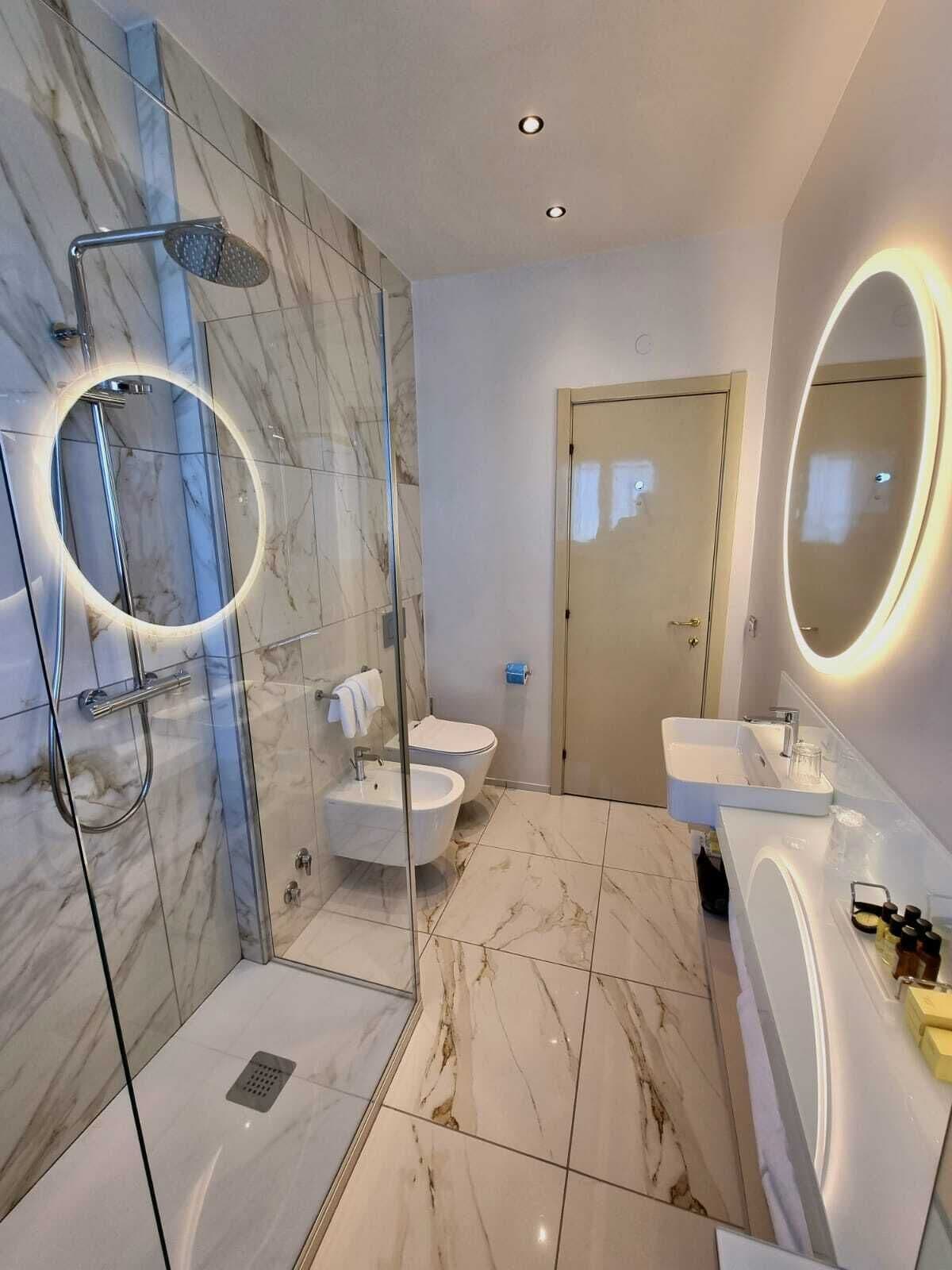 Regendusche, kostenlose Toilettenartikel, Haartrockner, Hausschuhe