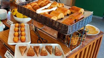 Daily buffet breakfast (EUR 9.90 per person)