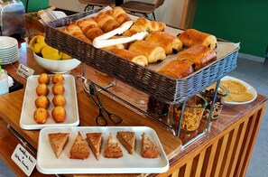 Daily buffet breakfast for a fee - Citotel Lion D'or (Limoges)