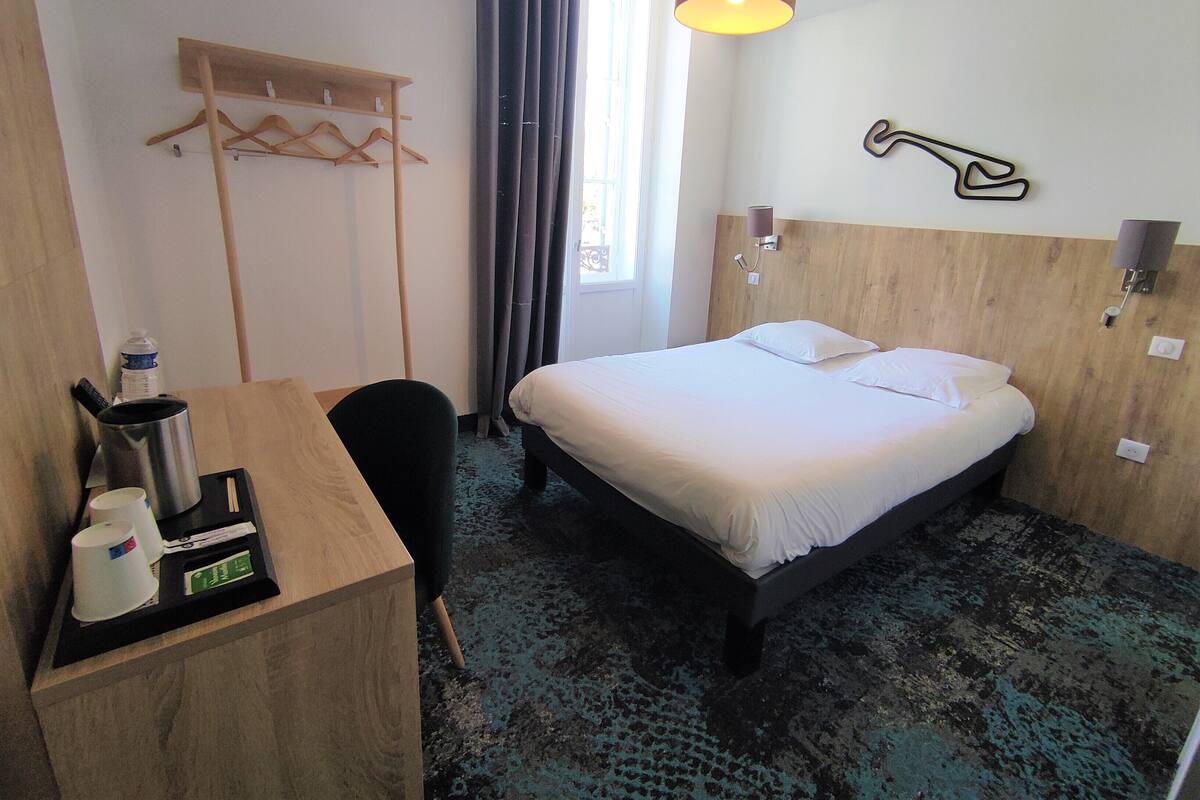 Renovated double room | Blackout drapes, soundproofing, iron/ironing board (on request)
