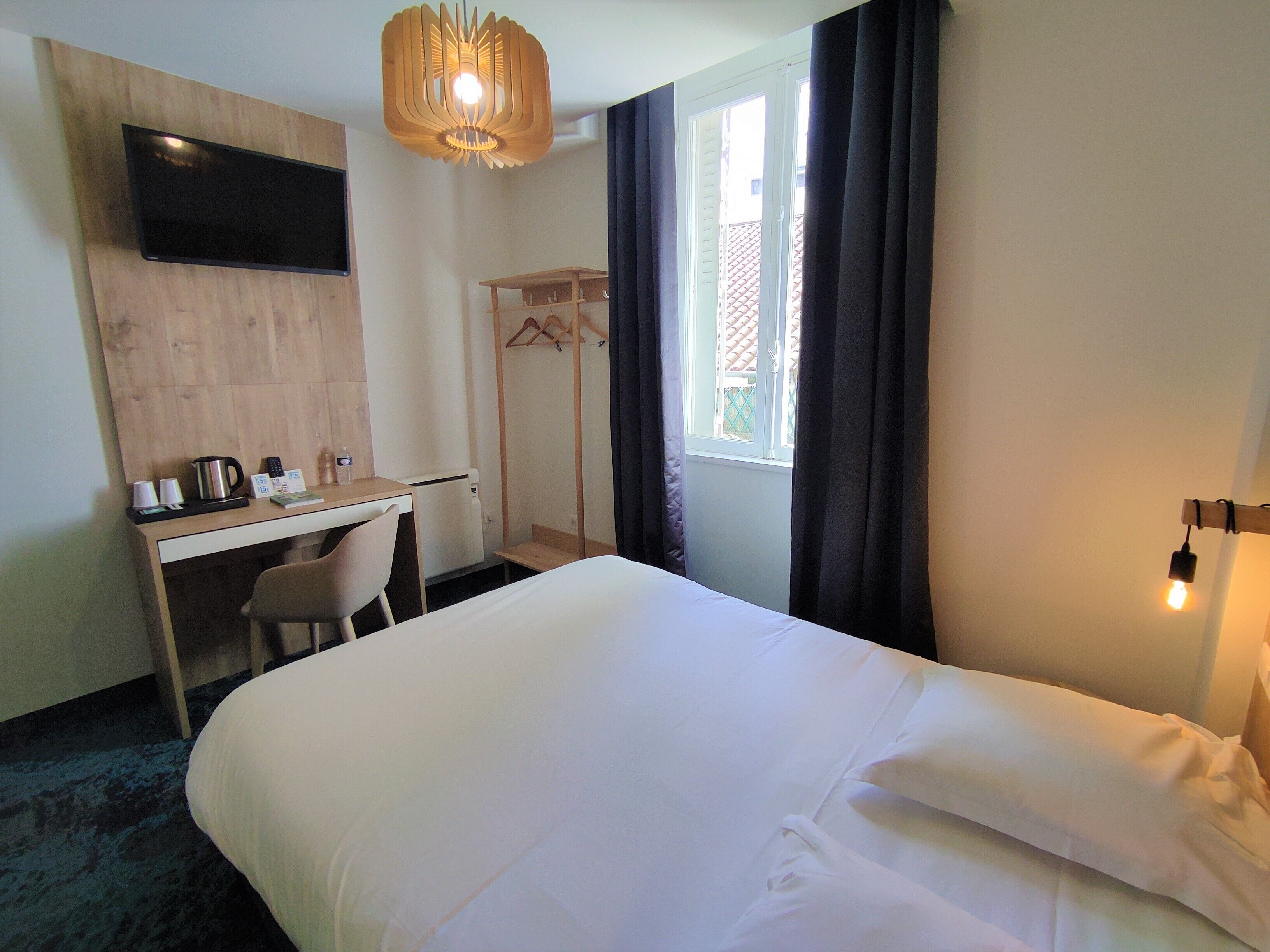 Chambre Double rénovée | Rideaux occultants, chambres insonorisées, fer et planche à repasser