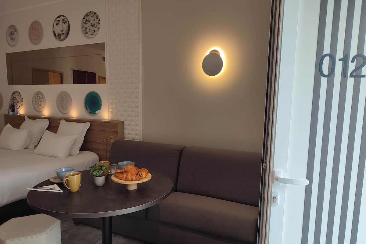 Estudio superior | Ropa de cama de alta calidad y caja de seguridad en la habitación