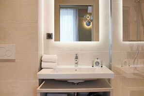 Toalettartikler (inkludert), hårføner, håndklær og såpe