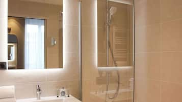 Ropa de cama de alta calidad y caja de seguridad en la habitación