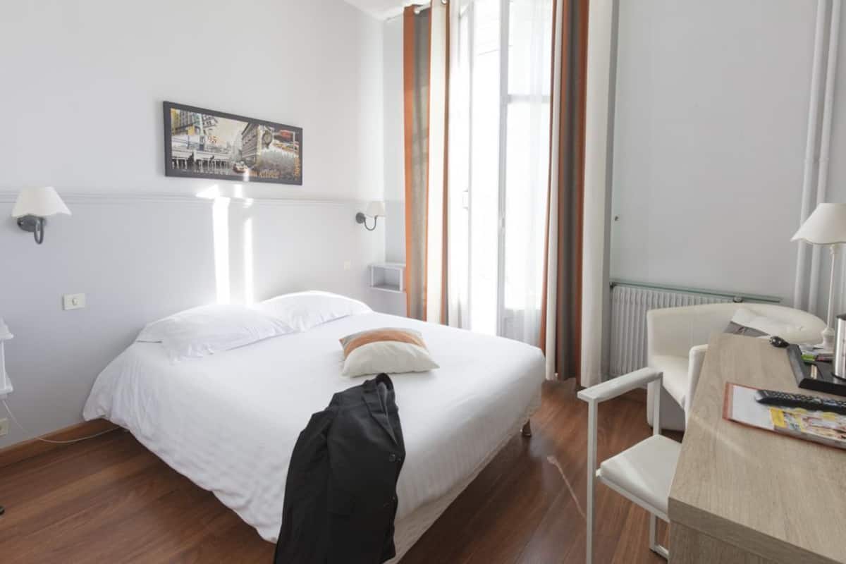 Premium bedding, in-room safe, desk, laptop workspace