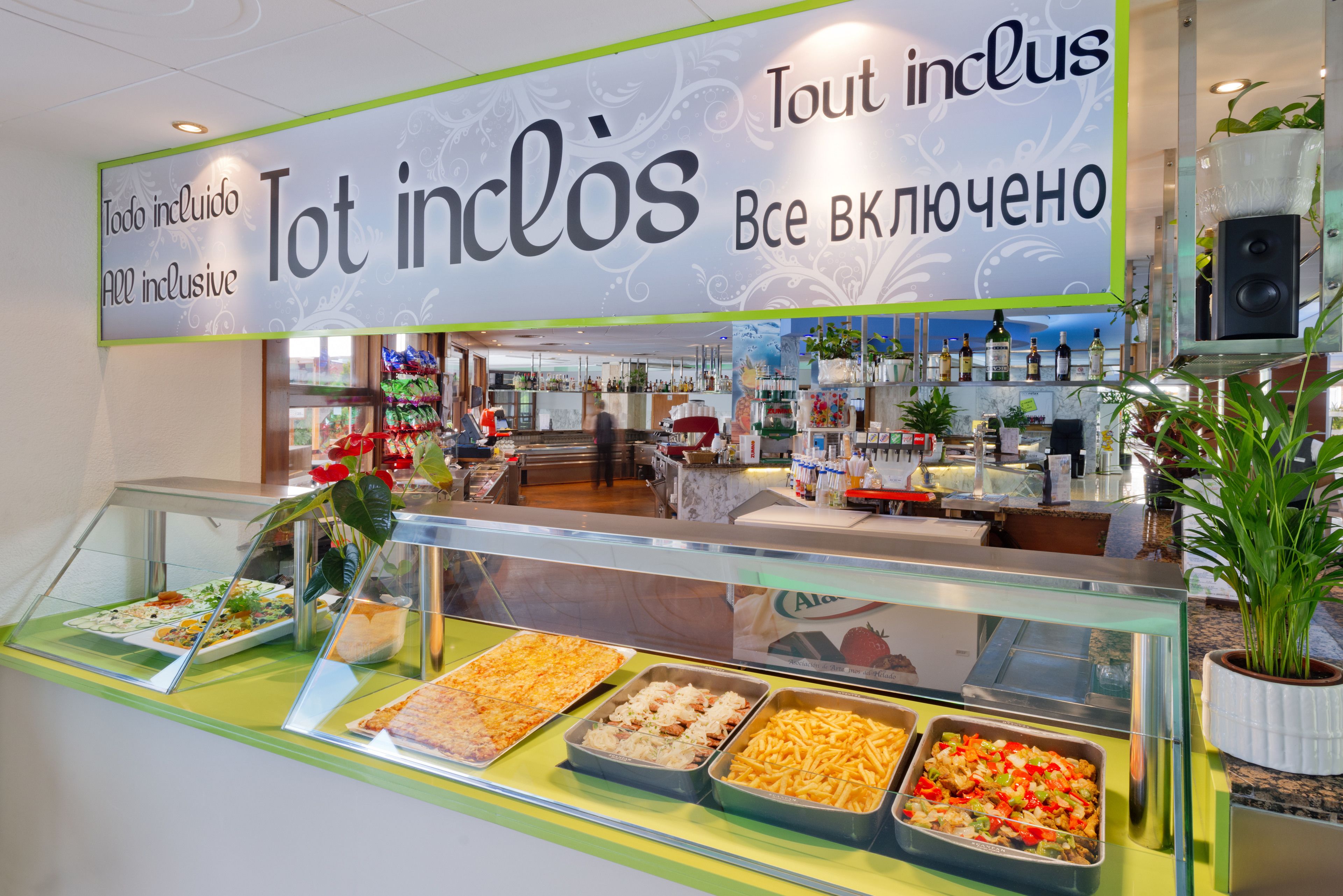 Ein Buffetbereich mit einem Schild, das Inklusivität anzeigt.