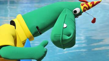 Un peluche accanto a una piscina.