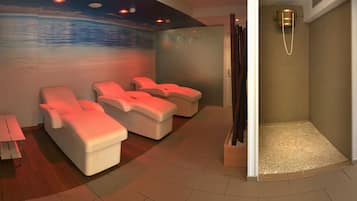 Een sauna, een bubbelbad, warm/mineraalwaterbronnen