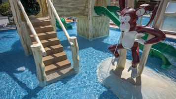 Een binnenzwembad, 2 buitenzwembaden, parasols voor strand/zwembad