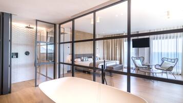 Junior Studio Suite, Sea View | Deep-soaking bathtub
