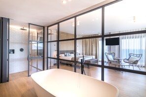Suite estudio junior, vista al mar | Tina profunda
