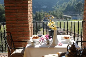 2 restaurants, spécialités Cuisine méditerranéenne