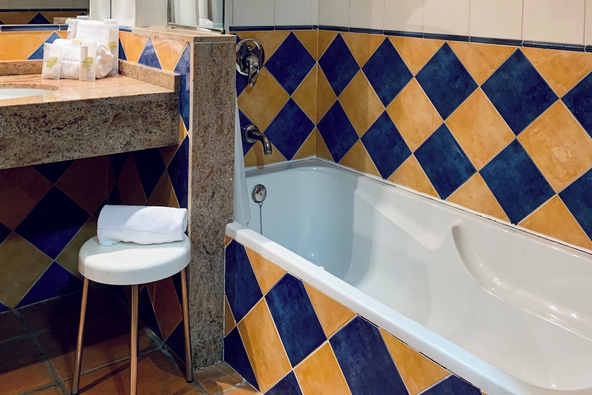 Badezimmer | Duschwanne, Haartrockner, Bidet, Handtücher
