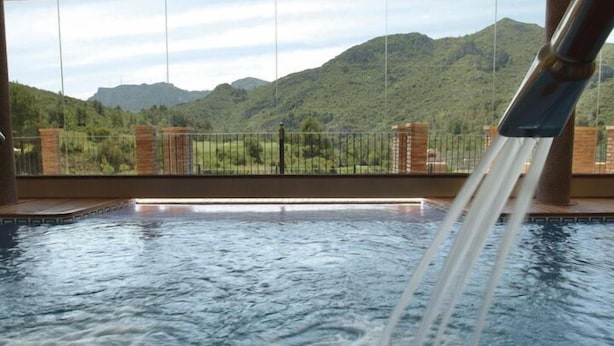 A hot tub with a view of a mountainous landscape. - La Figuerola Hotel & Restaurant (Vandellos i l'Hospitalet de l'Infant)
